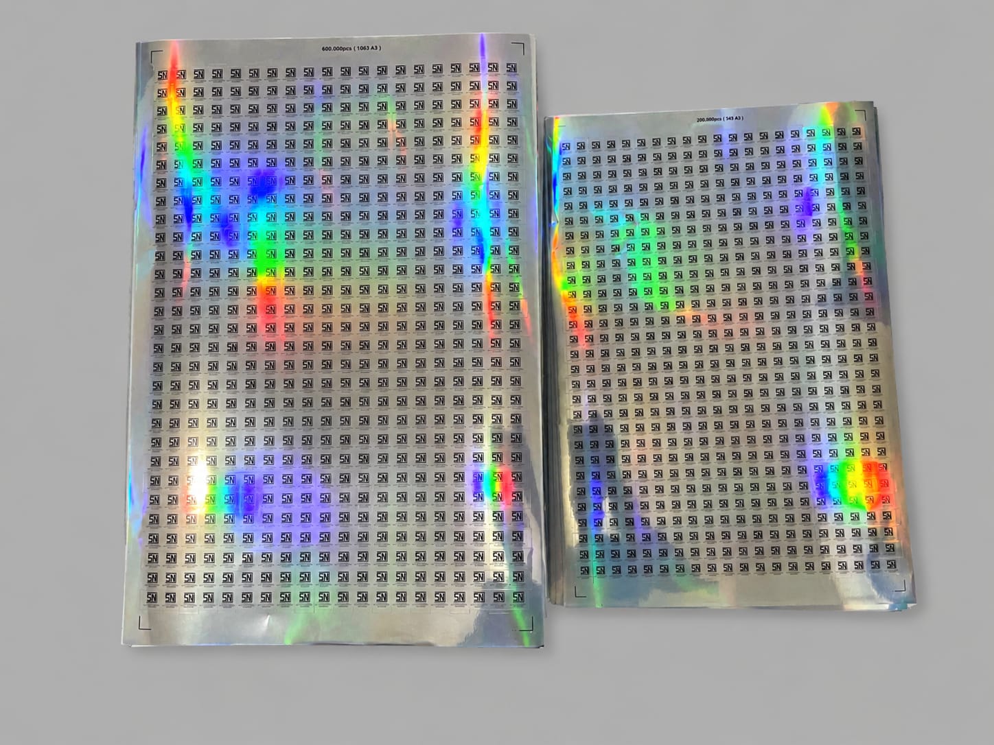 Stiker hologram custom efek pelangi mengkilap